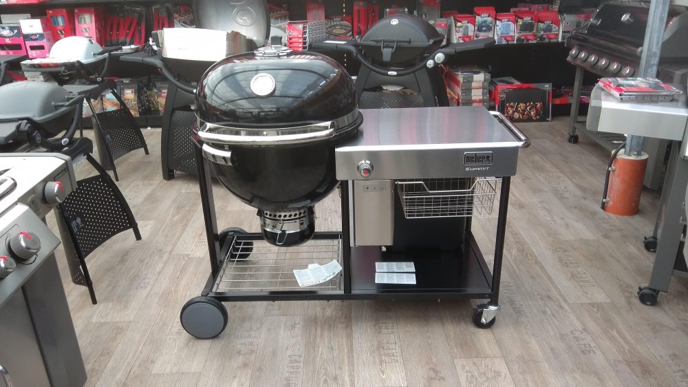 Gril Weber Summit Charcoal Grill Center