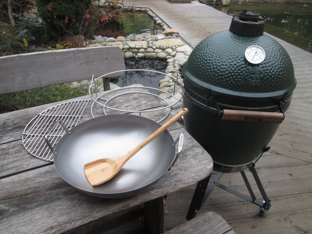 Keramický gril Big Green Egg s wok pánví