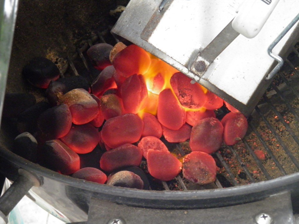 brikety na grilu na dřevěné uhlí