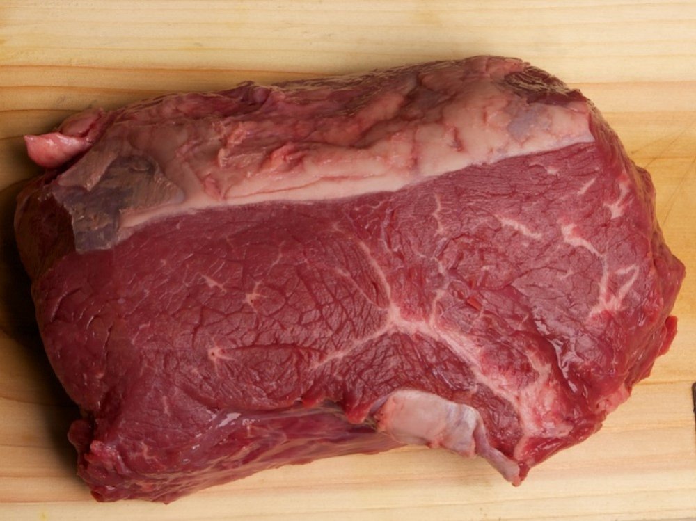 steak na dřevěném prkénku weber