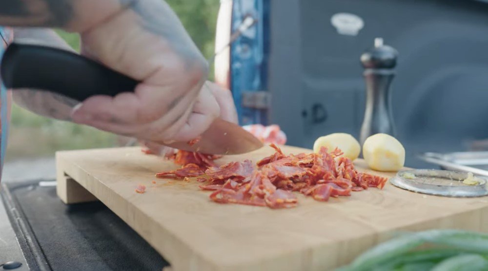 recept: Ornyho zapečené brambory s chorizem a čedarem