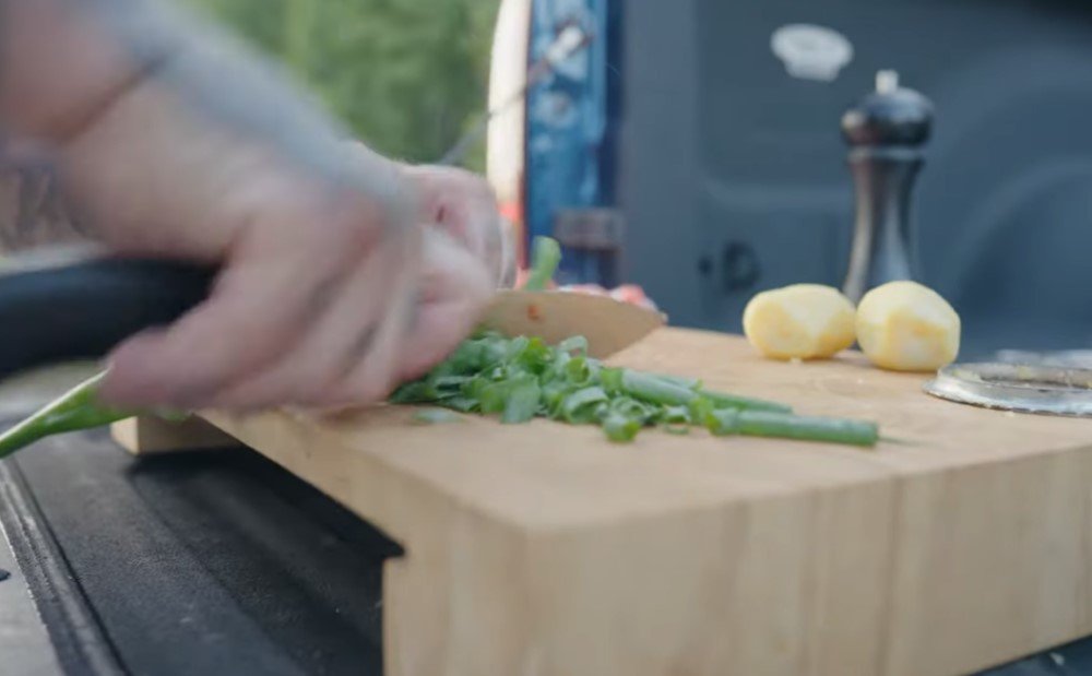 recept: Ornyho zapečené brambory s chorizem a čedarem