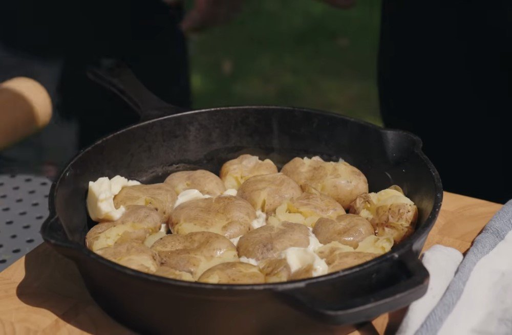 grilované brambory na grilu napoleon phantom orny