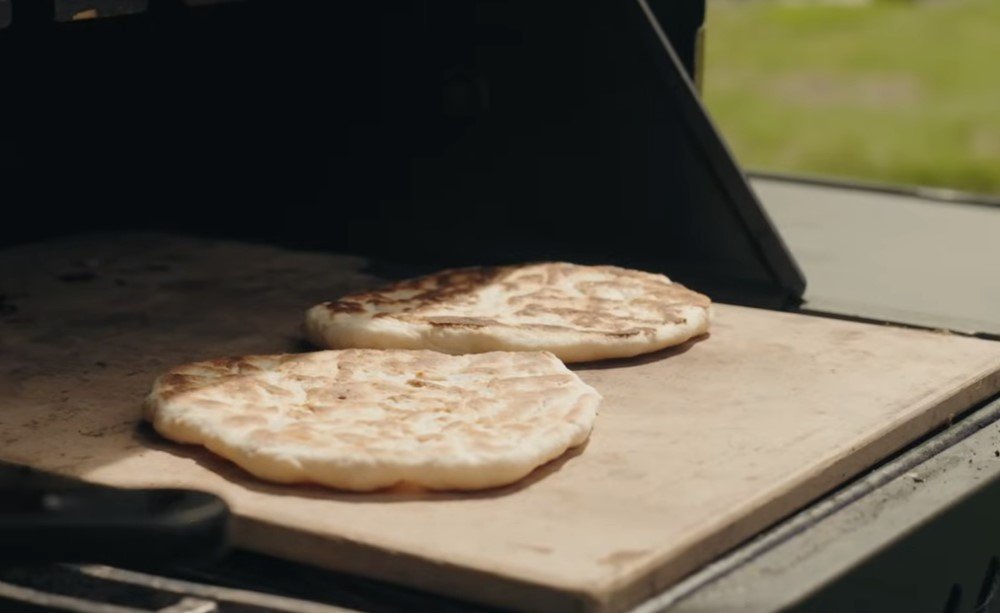 pečené placky na grilu napoleon phantom orny