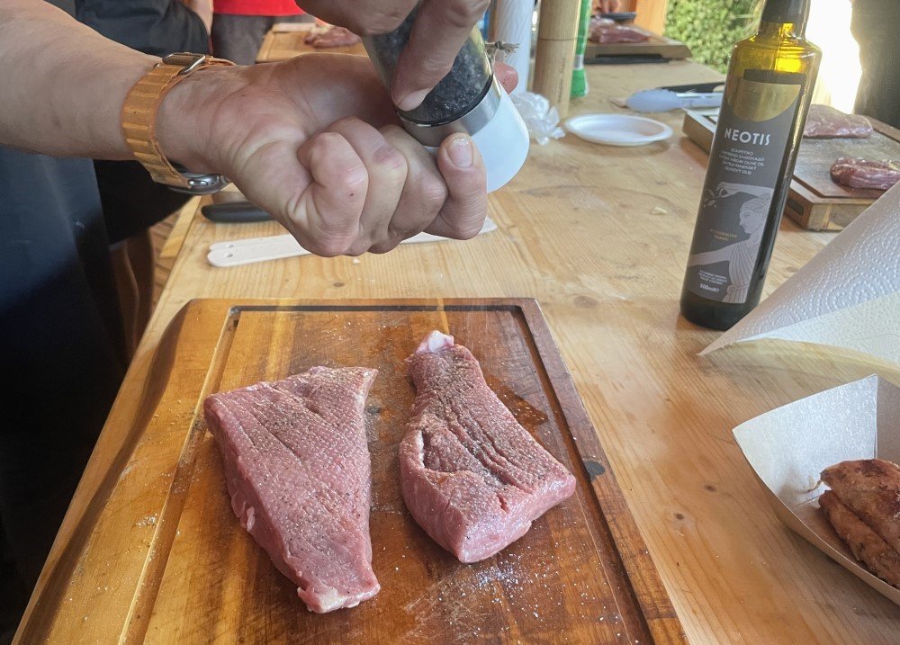 grilovaný flan steak s omáčkou se zeleným pepřem