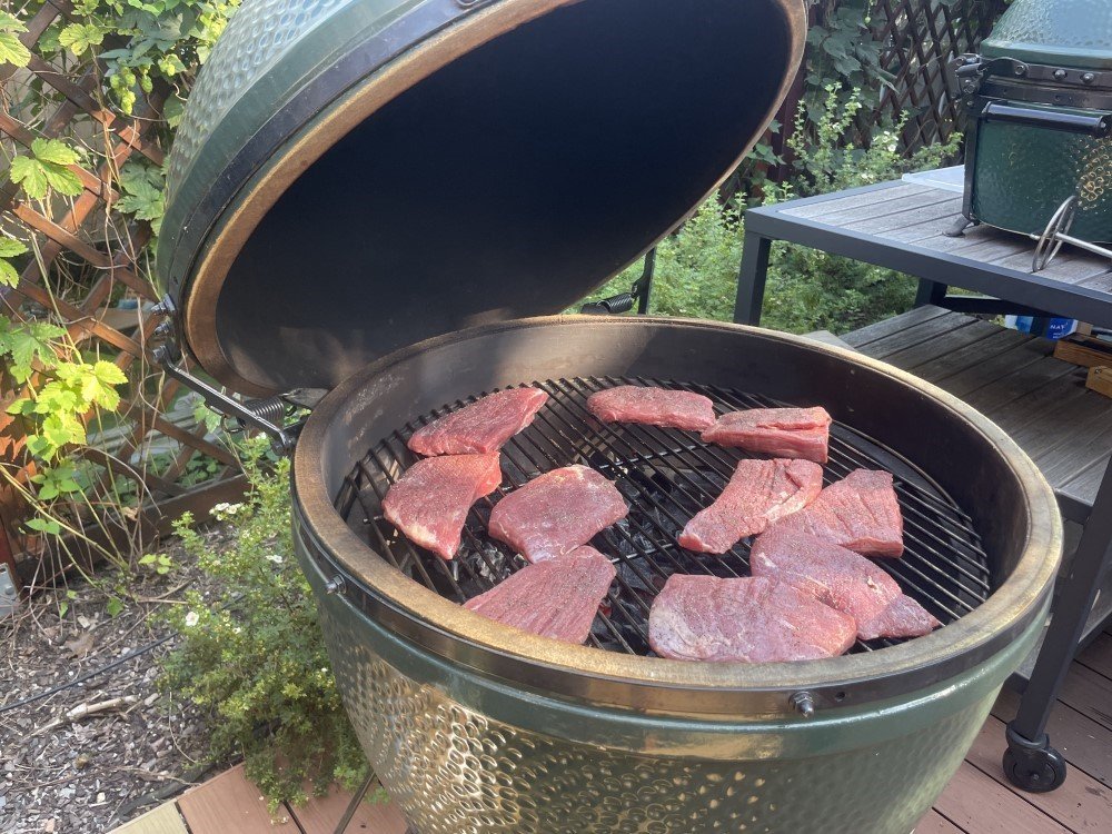 Flank steak na grilu Big Green Egg s omáčkou se zeleným pepřem
