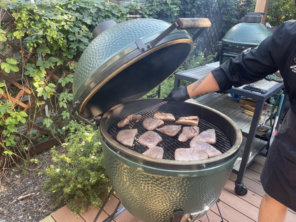 grilovaný flank steak s omáčkou se zeleným pepřem