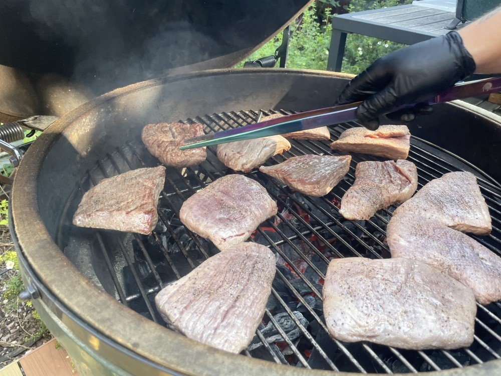 flank steak na grilu big green egg s omáčkou ze zeleného pepře