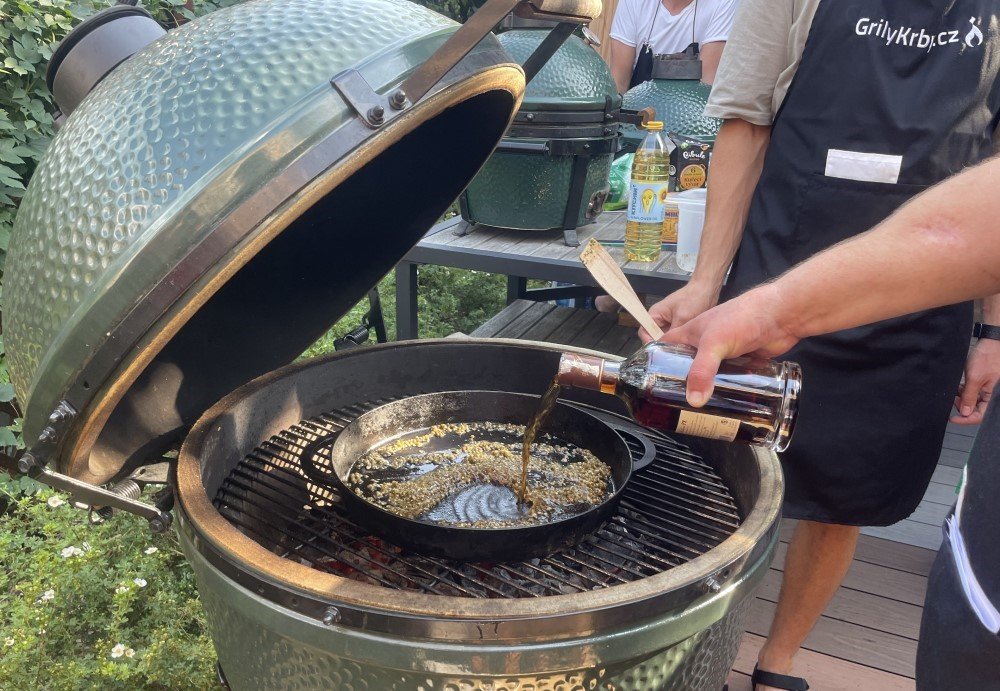 grilovaný flank steak s omáčkou se zeleným pepřem
