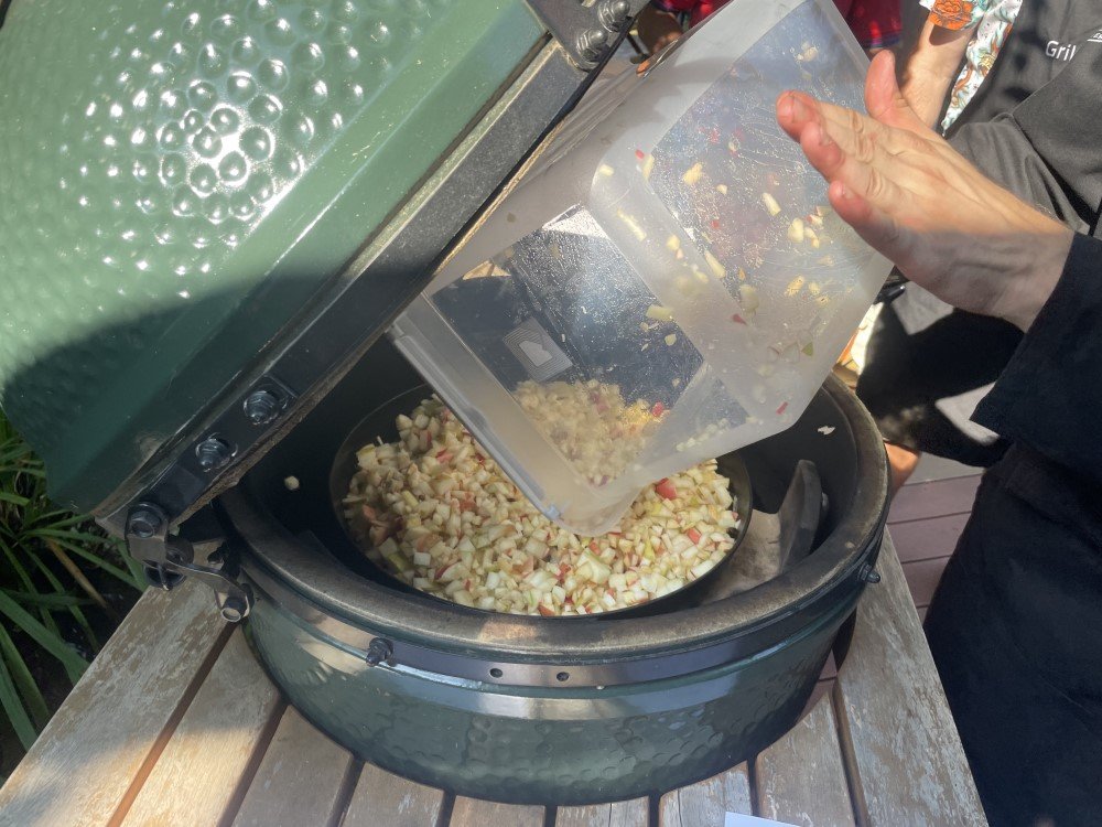 Recept na Crumble s hruškami a jablky v Big Green Egg 