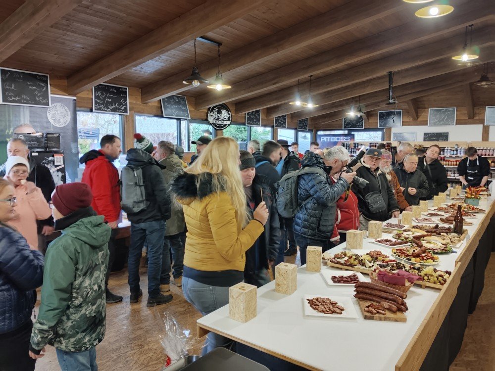 Klobásobraní 2025 a Mistr Málek aneb bourání vepřové půlky