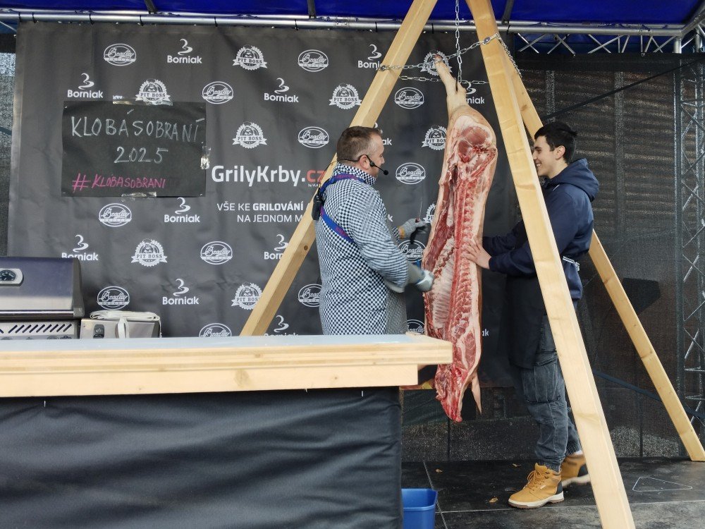 Klobásobraní 2025 a Mistr Málek aneb bourání vepřové půlky