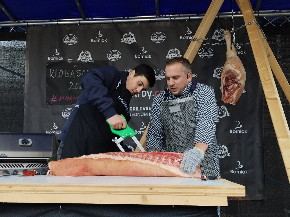 Klobásobraní 2025 a Mistr Málek aneb bourání vepřové půlky