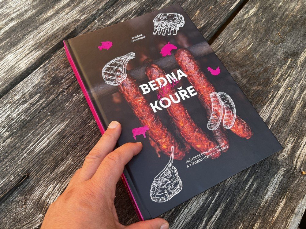 Recenze knihy Bedna pln&aacute; kouře: kniha, kter&aacute; v&aacute;m u ud&iacute;rny u&scaron;etř&iacute; roky pokusů a omylů